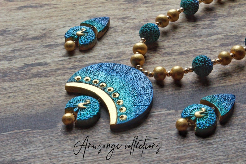 Experience elegance and charm with the Nelamangala Mayura Terracotta Jewelry set. This intricately handcrafted necklace features a stunning peacock design and is accompanied by a lovely pair of earrings.