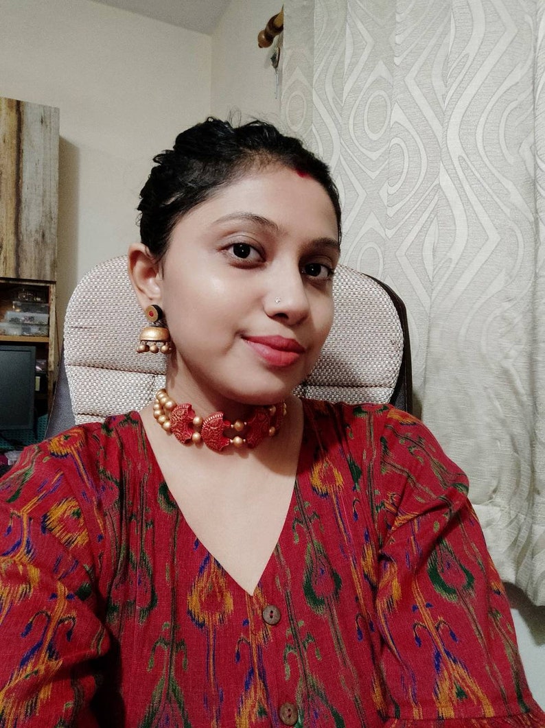 Scarlet gilt Collar necklace is a delightful handmade terracotta necklace with a nice pair of earrings to complete your look. This excellent collar length makes this necklace the appropriate choice for just about everything and will complement almost any neckline. 