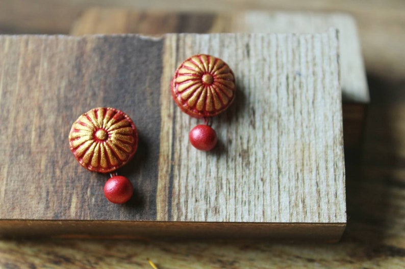 Unleash your inner goddess with our Laal Chakra Phool Necklace Terracotta Set. Handcrafted with delicate details, this necklace will add a touch of traditional charm to any outfit. The intricate design of the chakra flowers will radiate positive energy and elevate your style. 