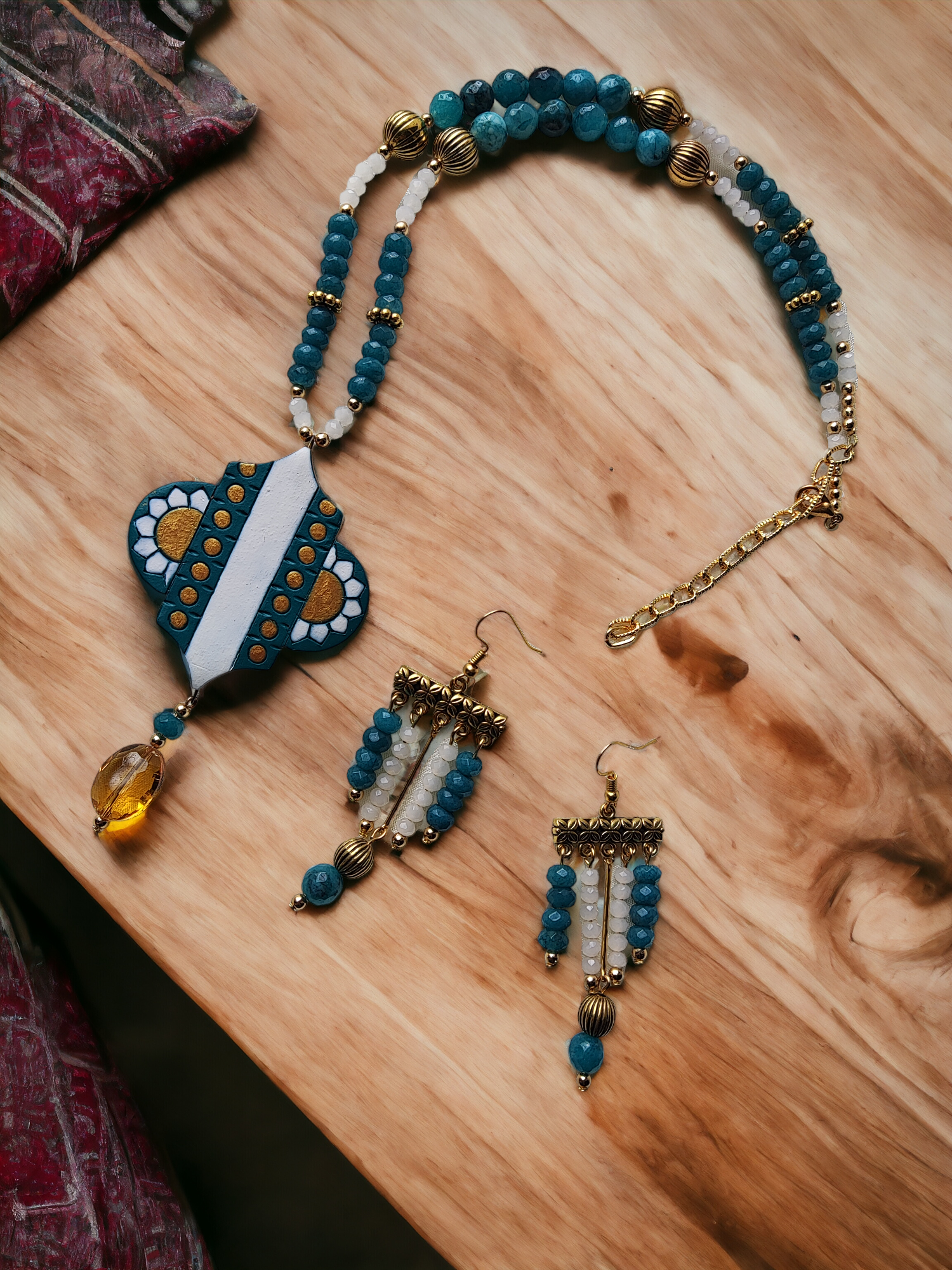 Handmade with a Terracotta pendant, Agate and onyx beads, and metal beads, this set boasts a unique blend of craftsmanship and elegant design.