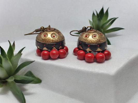 Discover Vaidehi Terracotta Jhumka, crafted from natural earthen clay and inspired by the beauty of nature. These jhumkis are ideal for those with sensitive skin, providing both earthy tones and comfortable, skin-friendly earrings. Choose from a variety of colors with anusangi collections.