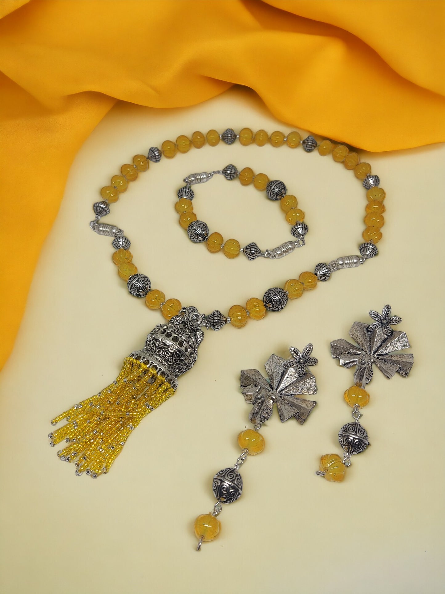 Arunima* beaded jewelry set. made with beads and magnets that makes jewelry easily changeable for any style and pattern