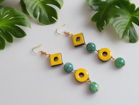 <p>Expertly handcrafted with terracotta and adorned with stunning green agate beads, the Panini* Terracotta Long earrings are a must-have accessory for any fashion-forward individual. Elevate your style with these elegant and unique earrings that are sure to make a statement.</p>