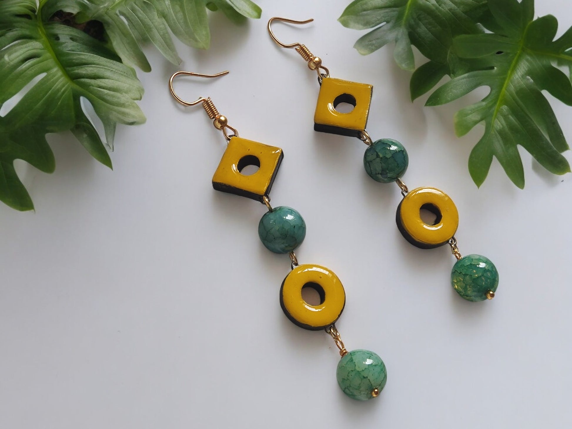 <p>Expertly handcrafted with terracotta and adorned with stunning green agate beads, the Panini* Terracotta Long earrings are a must-have accessory for any fashion-forward individual. Elevate your style with these elegant and unique earrings that are sure to make a statement.</p>